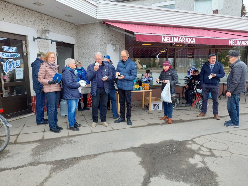 Grilli oli kuumana ja makkara maistui tapahtuman vieraille.