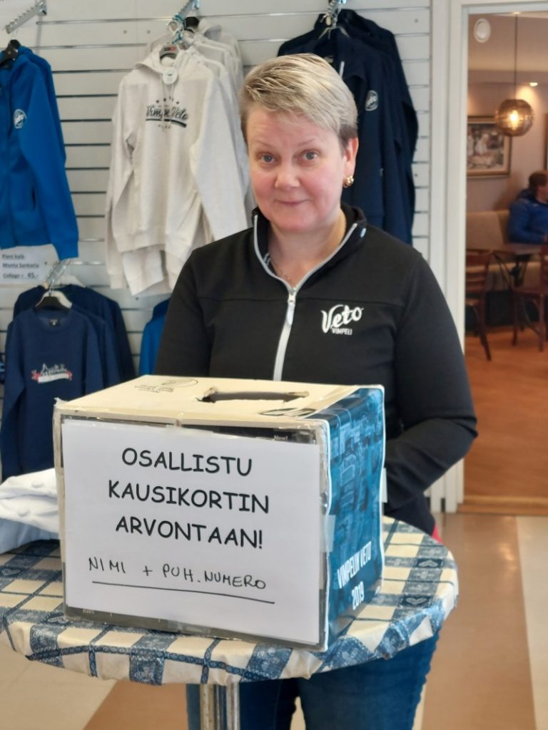 Niina Elgland toivoi, että onni potkaisee kausikorttiarvonnassa.