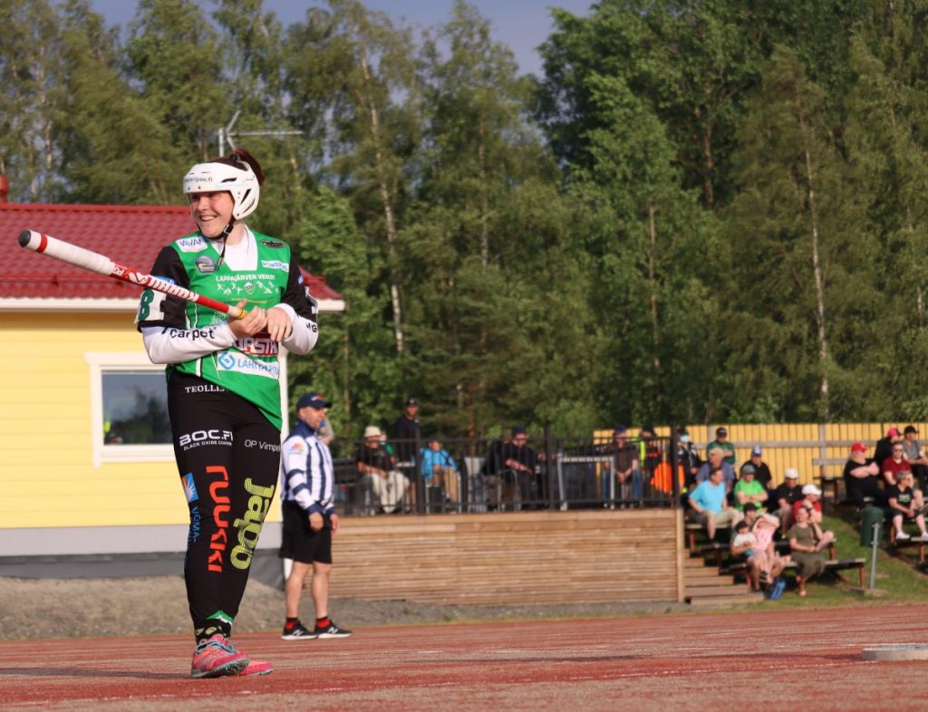 Saana Lahti iski kotiutuskisassa pallon kentän taka-aitaan, mutta kunnari jäi ahtaalla kentällä haaveeksi. Kuva: Joni-Petteri Hiirikoski