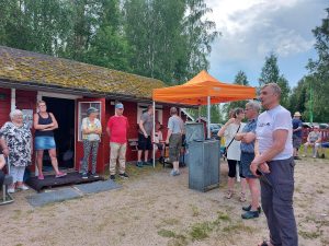 Kyläyhdistyksen puheenjohtaja Jukka Kuusela kiitti tapahtumaan osallistuneita. Väkeä kertyi tapahtumaan ilahduttavan paljon.