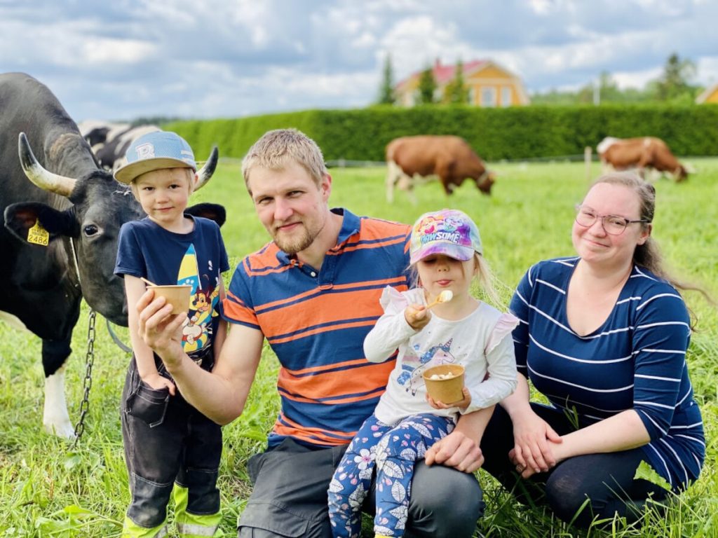 Lenita ja Ville Kottari ovat aloittaneet Evijärven Haapikylässä kotijäätelön tekemisen omasta tilamaidosta.Tilatöissä puuhailevat mukana myös lapset Johannes (vas.) ja Signe. Kotijäätelön tekemisen etuna on, että jäätelöä voi herkutella vaikka pellolla lehmien kanssa. Kuva: Noora Tupeli