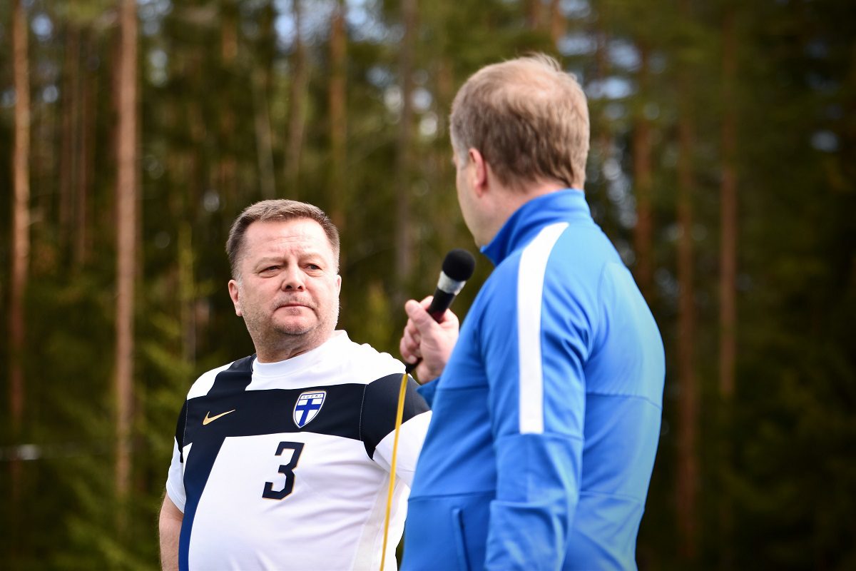 Kokoomuksen Janne Sankelo ja vasemmistoliiton Markus Mustajärvi vitsailivat siitä, miten oikean ja vasemman laidan yhteispeli sujuu jalkapallokentällä.