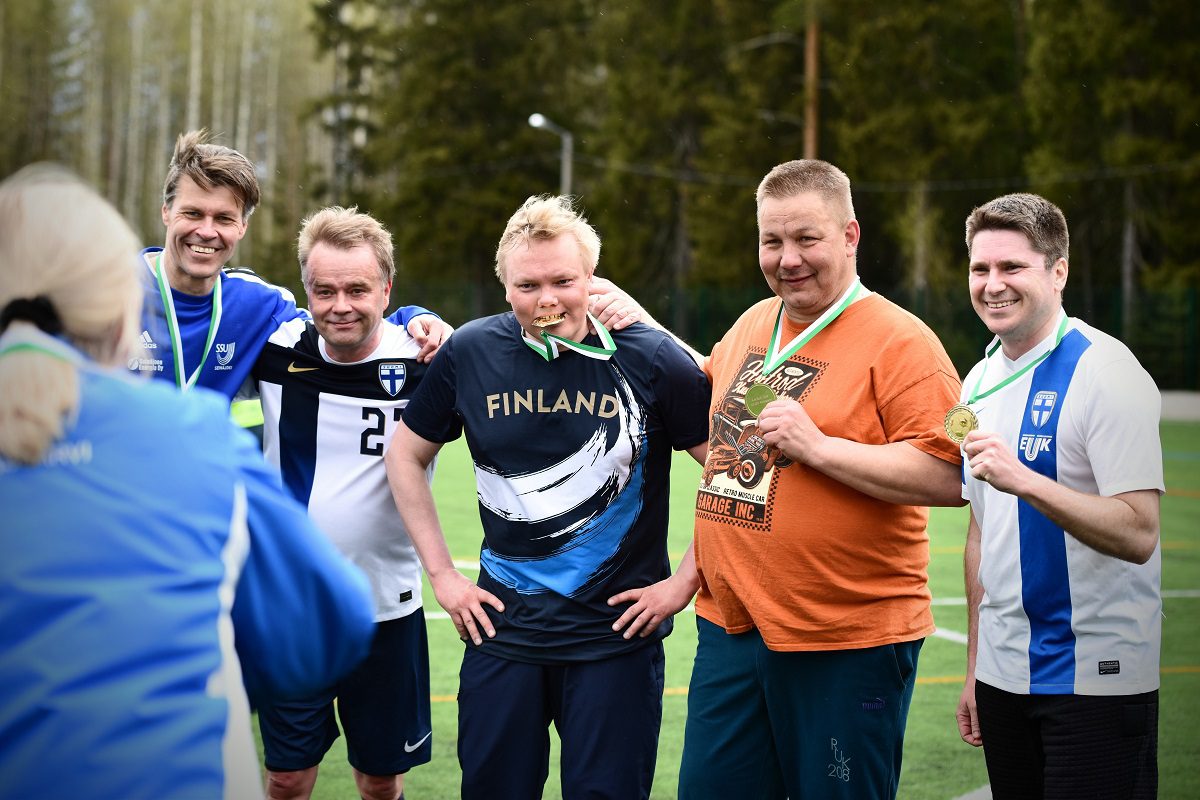 Pasi Kivisaari, Janne Sankelo, Antti Kurvinen, Juha Mäenpää ja Mikko Ollikainen juhlistivat voittoaan yhteiskuvalla.