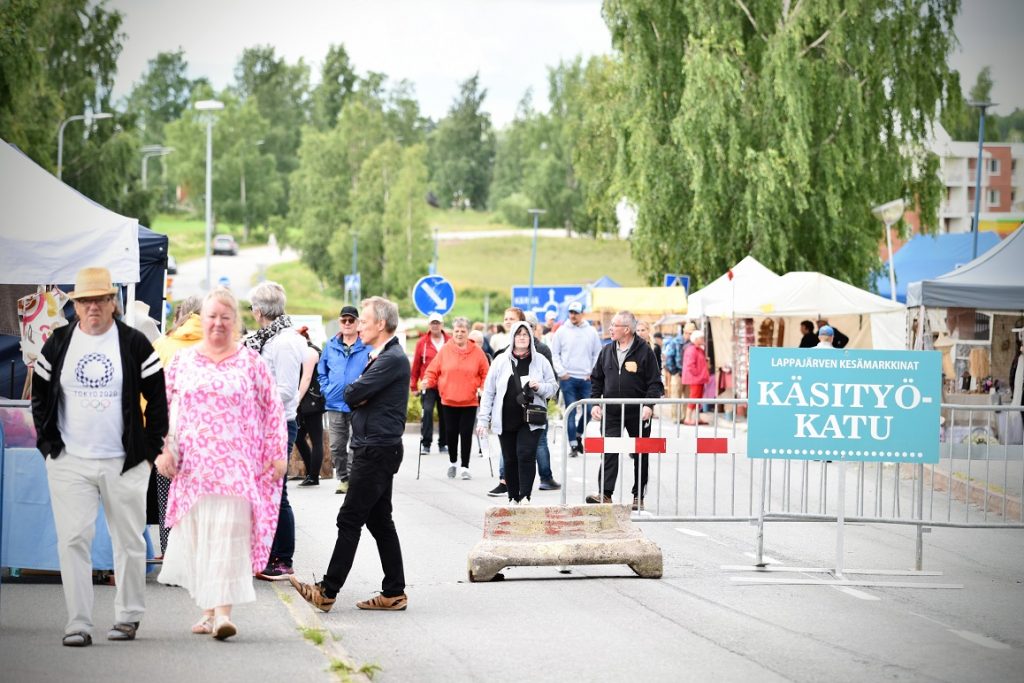 Lappajärven markkinoista päästiin ainakin perjantaina nauttimaan melko hyvässä säässä. Vaikka iltapäivällä oli harmaata, ainakaan reportaasin teon aikaan ei satanut. Kuvat: Henri Ruuska, ellei toisin mainita.