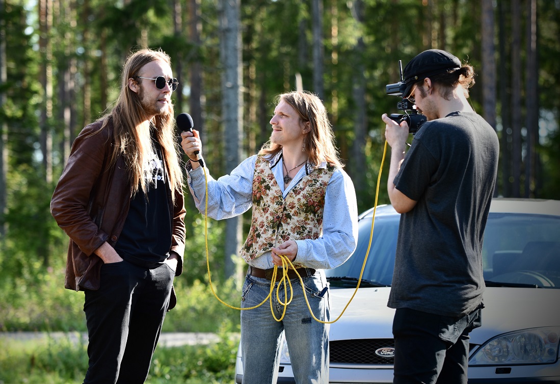 Kuusituntinen tapahtuma striimattiin. Bändien välissä juontaja Ilmari Von Stolpen Stolpen ja kuvaaja Joel Riskumäki kiersivät haastattelemassa ihmisiä.