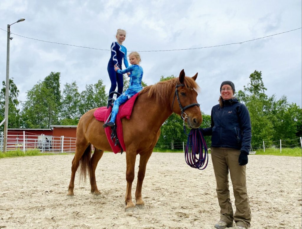 Iida-Maria Lantela (vas.) sekä Hilma Kansanaho ovat harrastaneet vikellystä Katja Edsvikin opissa Evijärven Lahdenkylässä. Harjoituksissa on mukana rauhallinen 22-vuotias Pysen.