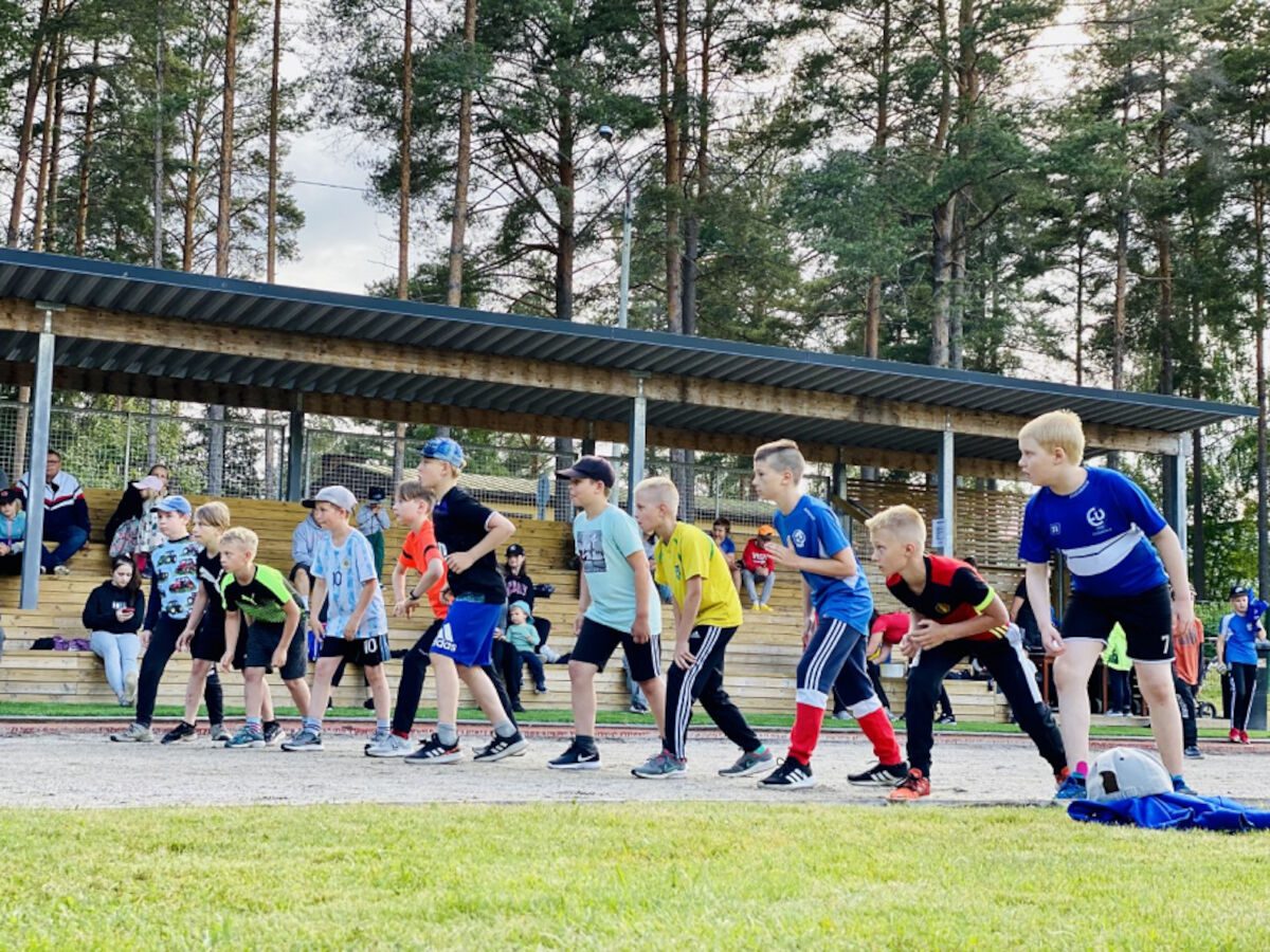 11-vuotiaiden poikien 300 metrin matkalle osallistui komea määrä juoksijoita.