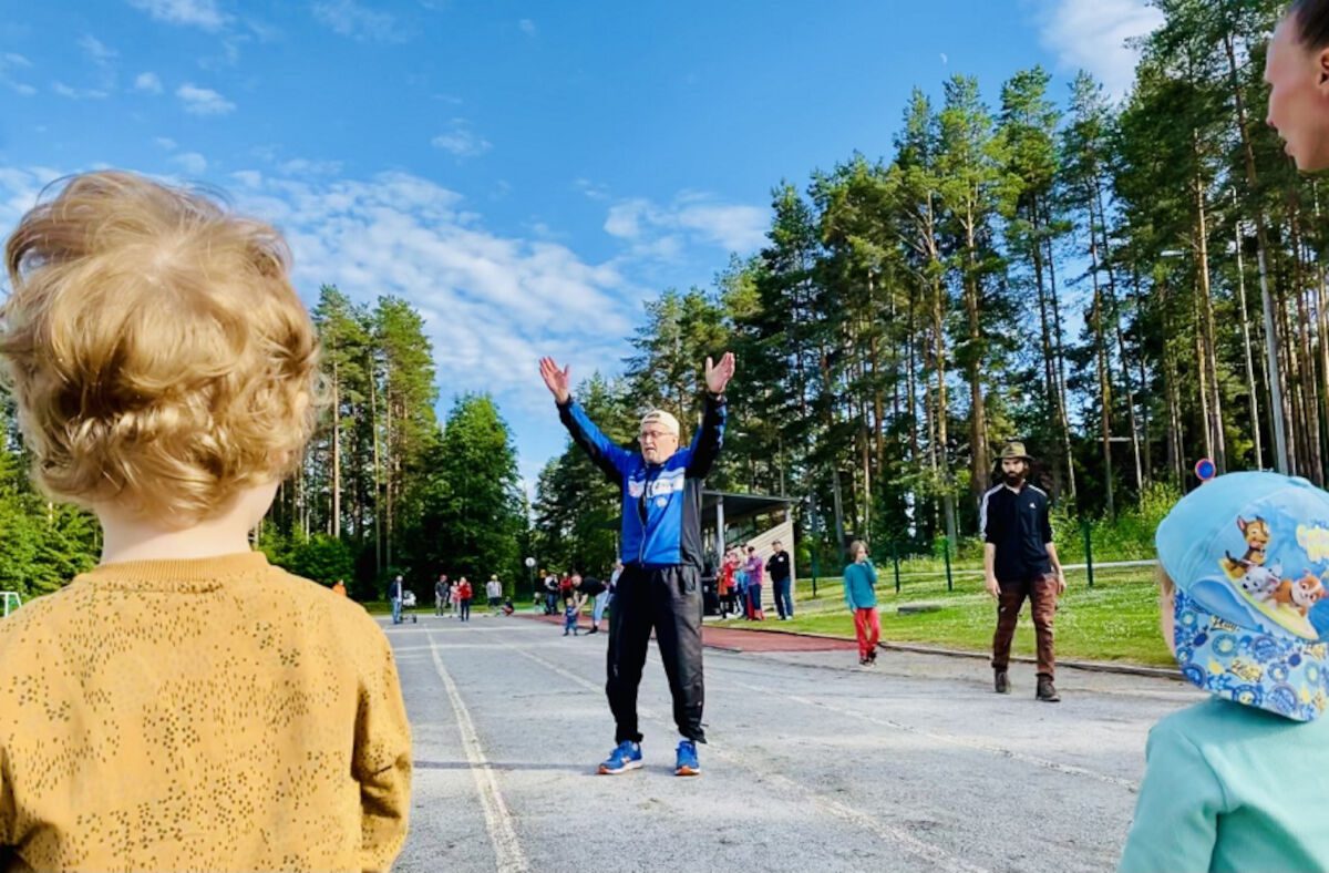 Aimo Järvelä on lapsille tuttu näky lähettäjän paikalla. Pian kolmevuotiaat pojat pinkaisivatkin matkaan.