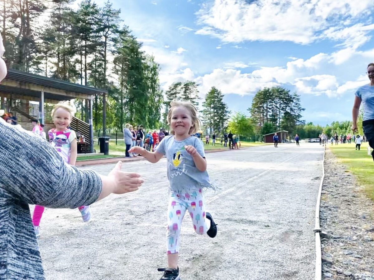 Liikkumisen riemua. Miina Mustajärvi (oik.) saapuu maaliin rinta rinnan Eerika Kultalahden kanssa.