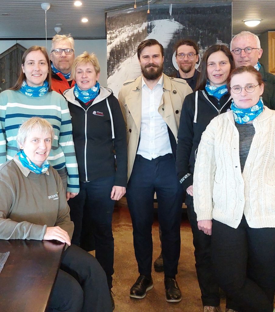 Geopark-väki pysähtyi kuvaukseen. Edessä vas. Dagmar Hellmann, hänen takanaan Vivienne Metzer, Heikki Martikainen, Bettina Betzold, Vimpelin Sam Leijonanmieli, Teemu Öhman, Perry Arnswald, ja Andreas Beger sekä edessä Aisaparin Heli Talvitie. Kuva: Leader Aisapari