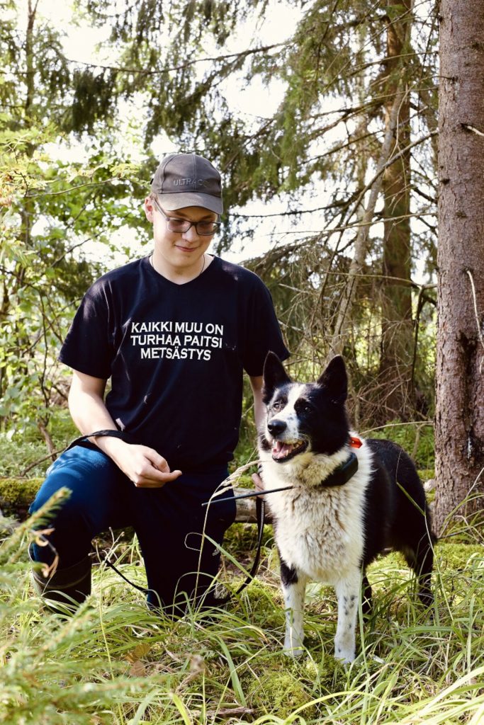 Aapeli Mäkinen oli mukana, kun karjalankarhukoira Kantolanrinteen Santra saapui kytkettäväksi ensimmäisen lenkin jälkeen.