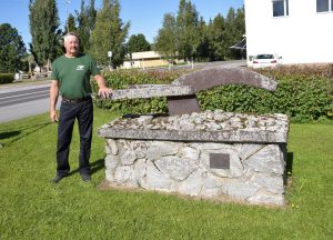 Markku Kivipelto historiallisen Jäykän auran edustalla Vimpelissä.