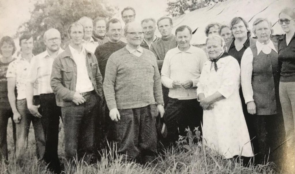 Kuva vuodelta 1965 tarhaajayhdistyksen kokouksesta vas. Päivi Viinamäki, Matti Lamminen, Erkki Mattila, Arvo Malinen, Ilmari Savola, Martti Kujala, Lauri Viinamäki, Kauko Lampinen takana, Jalo Mattila, Oiva Luomala, Jaakko Ahde, Martti Viinamäki, Elli Mattila, Liisa Takala, Lilja Viinamäki, Eeva Savola, Taimi Viinamäki ja Katri Mattila. Kuvan otti Sulo Savola.