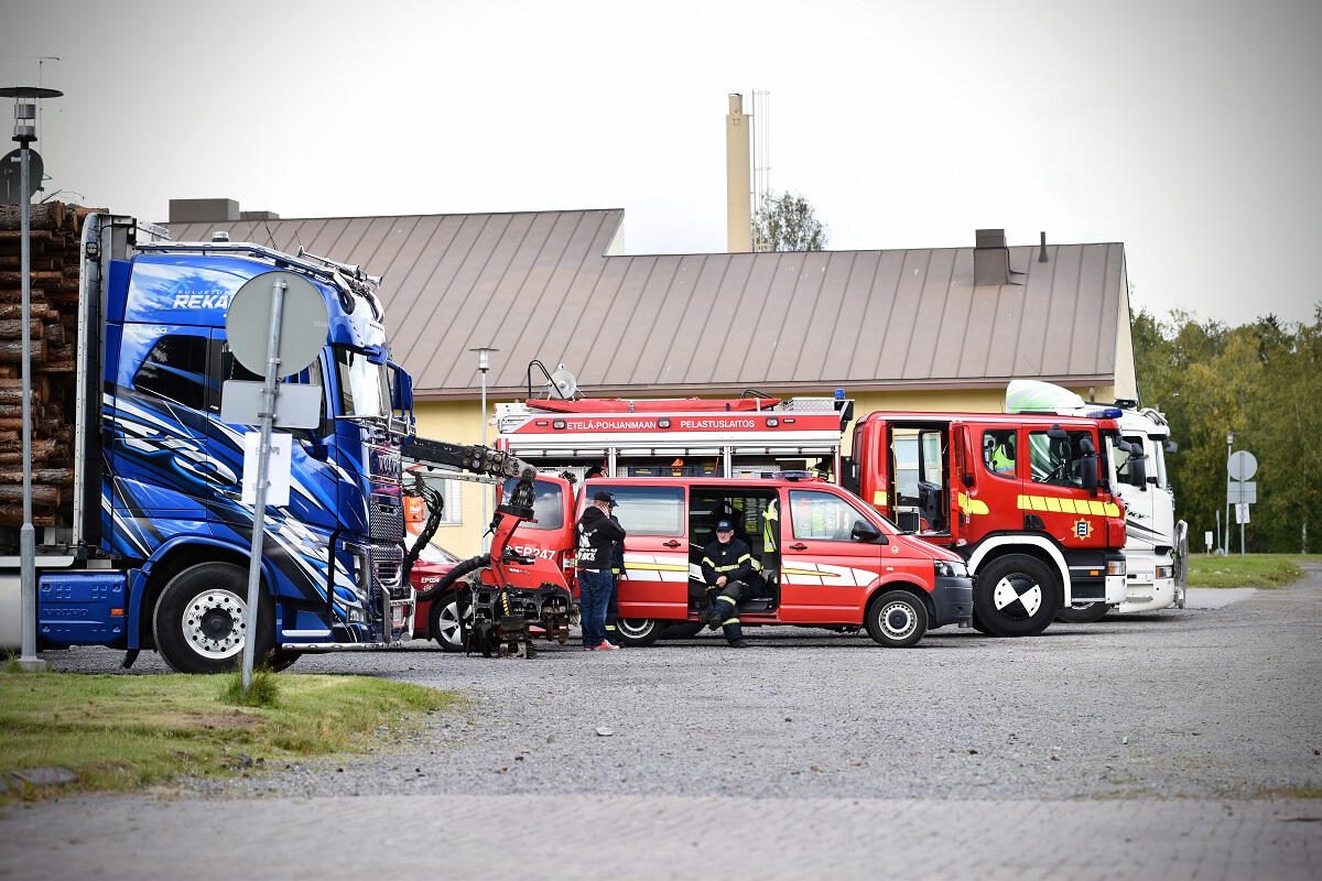 Pihalla oli näytillä palokunnan ja erilaisten kuljetus- ja maanrakennusfirmojen kalustoa.