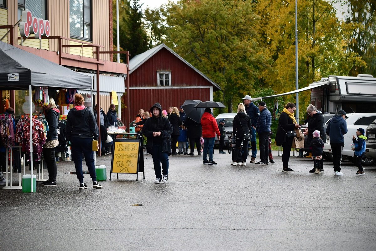 Pääasiassa Popon, Tuuhetin ja muiden liikkeiden edustalla järjestetyssä tapahtumassa oli sateesta huolimatta melko hyvin kävijöitä. Myös Jannen kone oli myöhään auki.