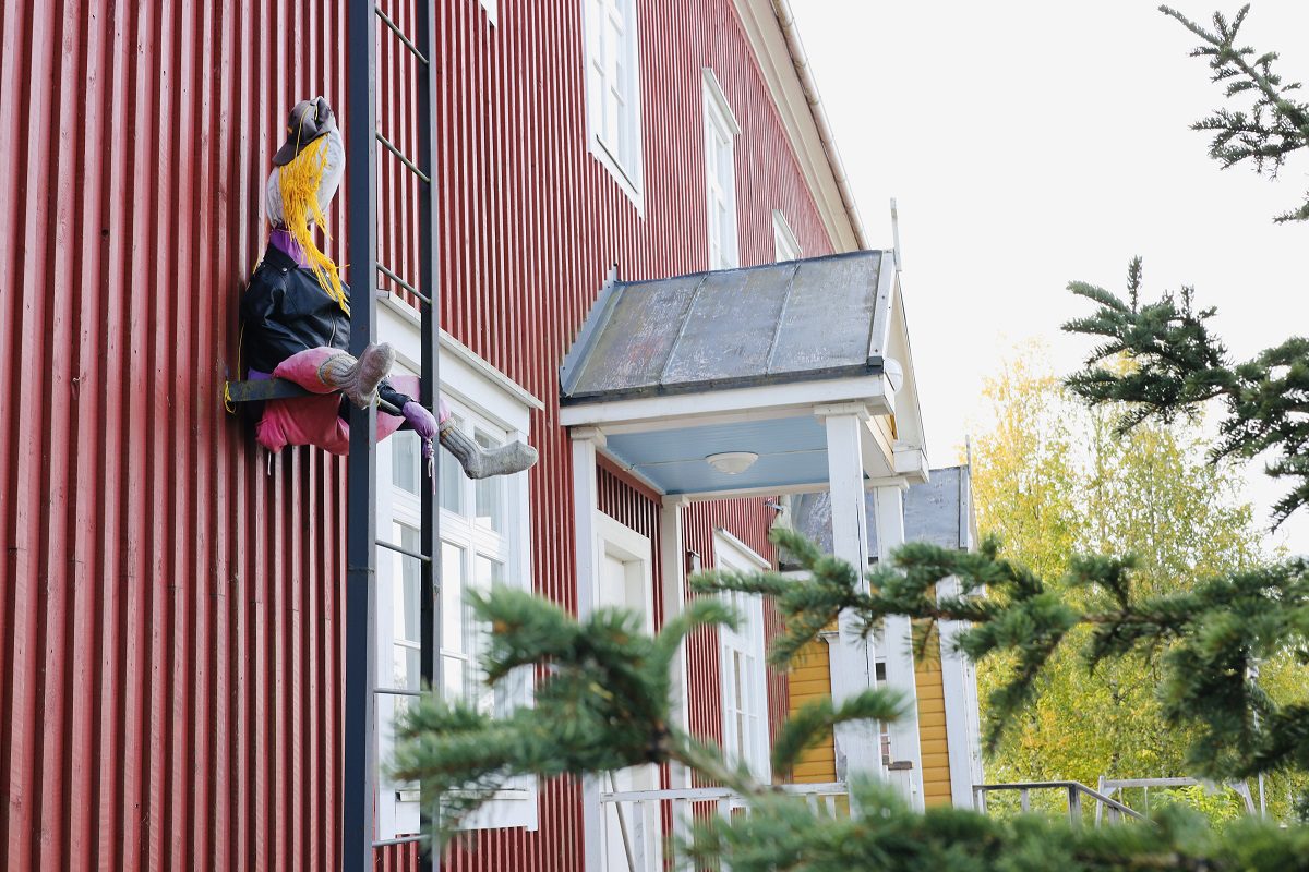 Viime lukuvuonna 5–6 luokan oppilaat tekivät ryhmätöinä ihmishahmoja koulun piha-alueelle. Erma oli löytänyt sopivaksi paikakseen koulun palotikkaat.