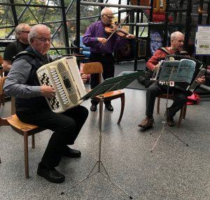 Yhteislaulun säestäjät Asko Laukkonen (vas.), Seppo Mäkiniemi, Toivo Rajala ja Junnu Korhonen.