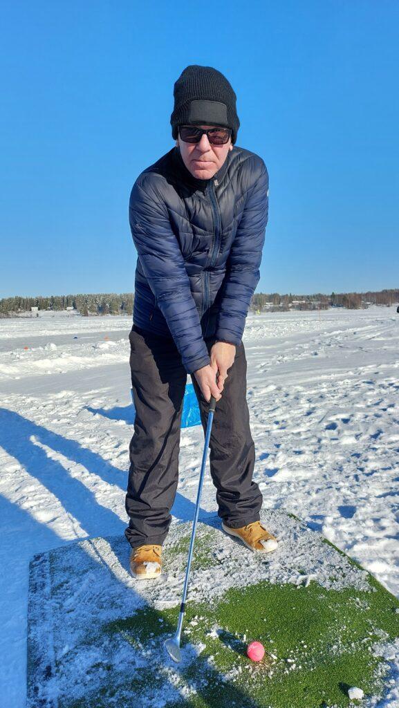 Svingi kodilleen jäällä. Talvirieha Kivitipussa