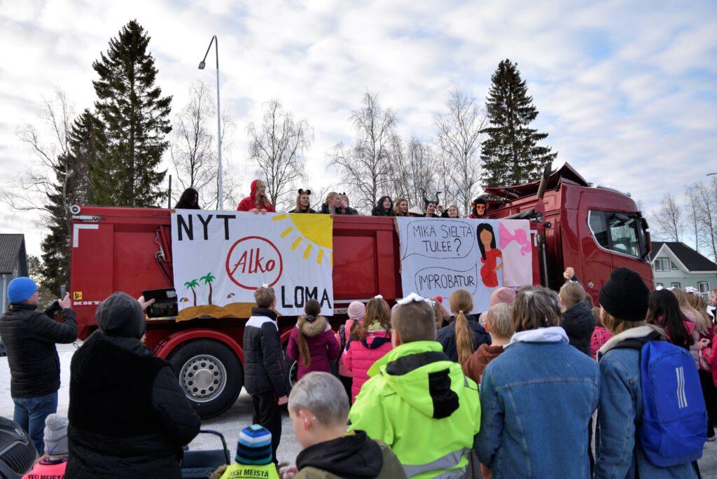 Vimpelin lukion abit lähdössä perinteiselle kierrokselle Venla ja Väinö -kotiin, kauppoihin ja alakoululle. Kuva: Johanna Korkea-aho.