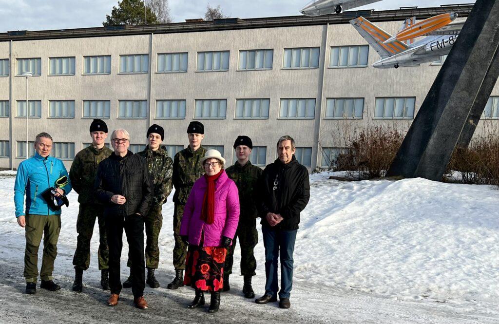 Kuvassa edessä vasemmalta lukien: Ilkka Peura, Olli Nieminen, Eeva Haapsaari ja Tapio Tähkänen. Takana upseerioppilaat Elias huvila, Eemil Roomussaar, Viljami Vehmanen ja Oliver Haimi