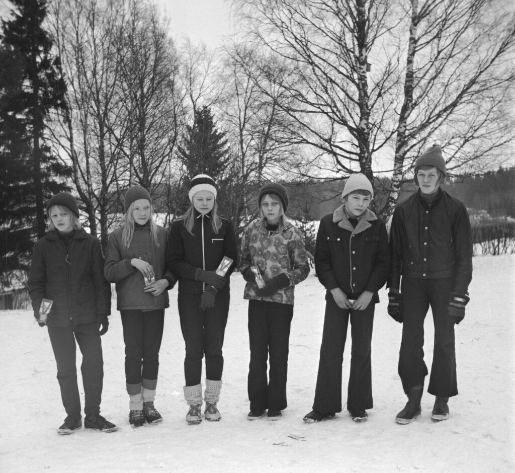 Voittajat Lappajärven koulujenvälisissä hiihtokilpailussa 16.2.1973. Vasemmalta, Hannu orava, Riitta Ahvenniemi, Pirjo Lammi, Terttu Takala, Pertti Syrjälä ja Veli-Matti Kärnä. Kuva: Ville Syrjälän kokoelmat