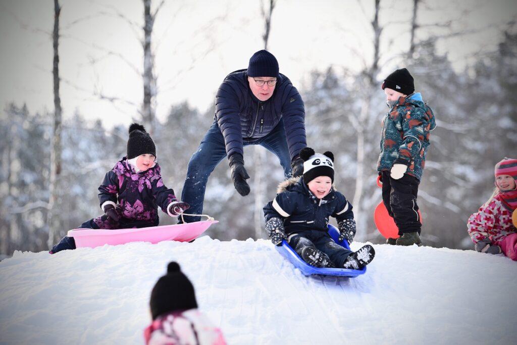 Mika Pessinen työnsi Eino Erkinheimolle vauhtia pulkkamäessä.