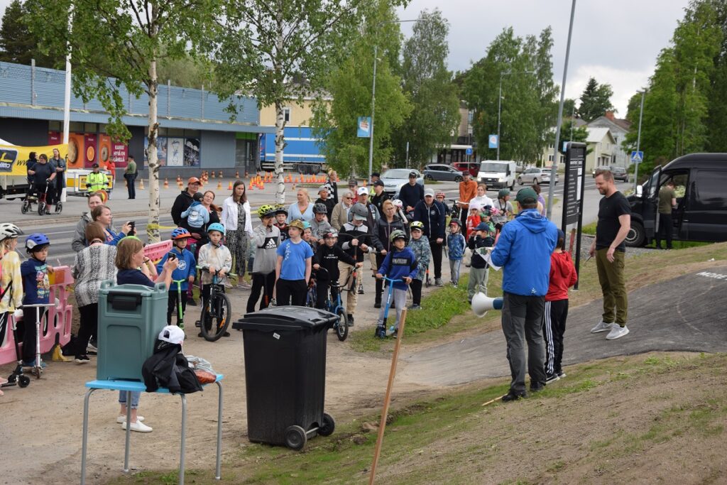 MLL Vimpeli sai liikuntatoimen kohdeavustusta pump track-tapahtuman järjestämiseen. Kuva Vimpelin pump track-radan avajaisista kesäkuulta 2022.