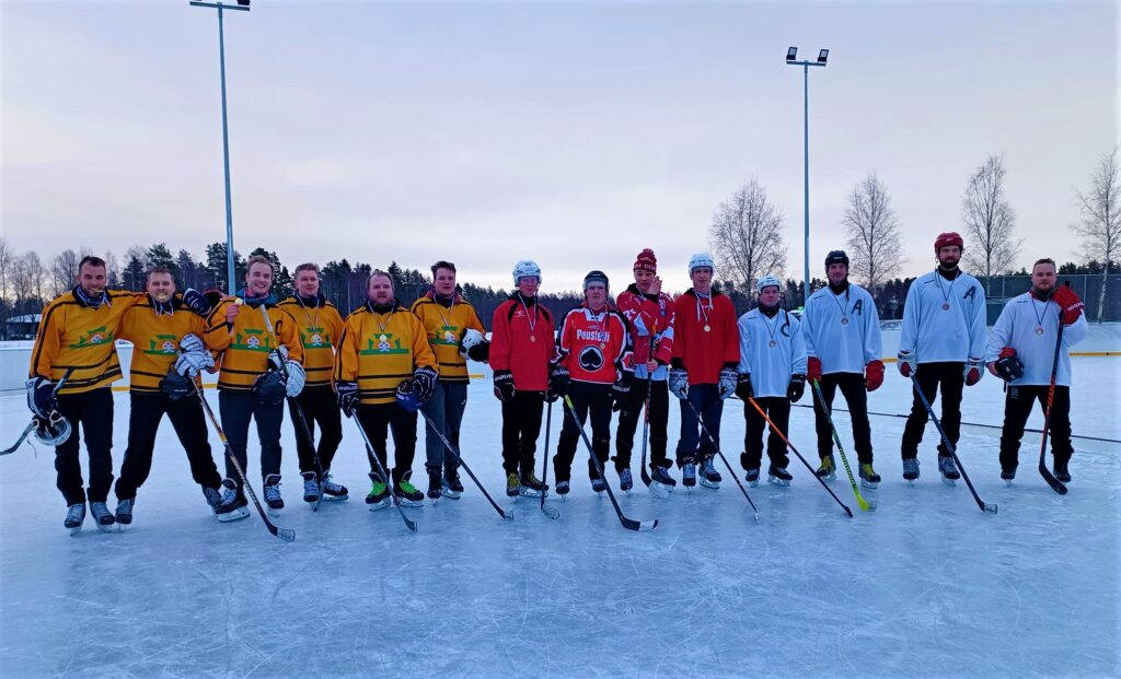 Evijärvellä pelatun pipolätkäturnauksen kärkikolmikko oli Nuestro sexo amor de la familia, HC Nakkimaksalaatikko ja Eliitti. Kuva: Satu Koski.