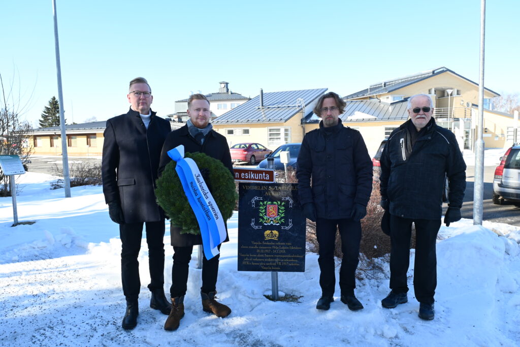 Vimpelin reserviupseerit laskivat seppeleen 1.4.2023 Sotakoulun aukion muistomerkille kaatuneiden upseerien muistoa kunnioitten. Kuvassa Jyrki Lappi, Joonas Lappi, puheenjohtaja Atro Anttila ja Martti Sunnari.