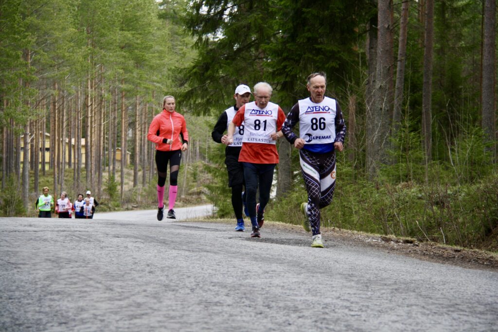 Sillankorvan juoksu on perinteikäs kevään maantiejuoksukisa, joka on houkutellut juoksijoita mukaan läheltä ja kaukaa. Sarjoja on tarjolla useita, jolloin jokainen voi valita itselleen sopivan tavan kiertää Evijärven Kirkonkylän alueella kulkevan 10 kilometrin pituisen reitin. (Kuva vuoden 2018 kisoista.)