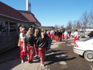 Väkeä oli paikalla tungokseen saakka Kuva: Esko Pellinen.