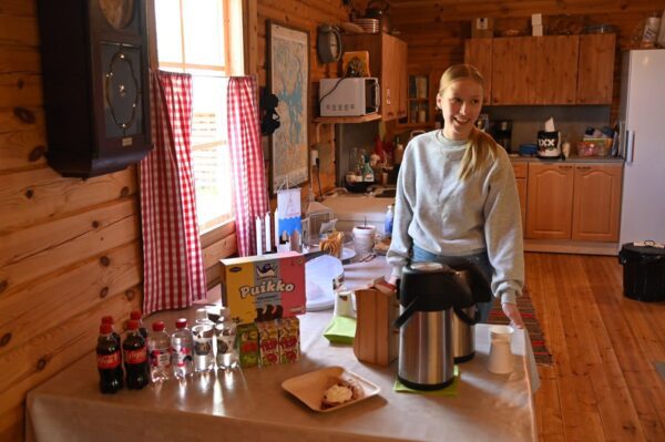 Ronja Järvinen palvelee asiakkaista kesällä Uittomieskämpän kahvilassa.