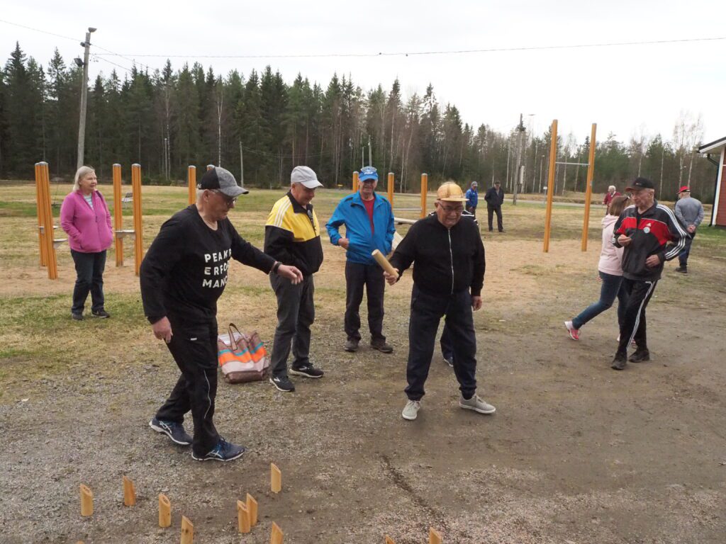 Kitkalla kisattiin mölkkymestaruuksista.