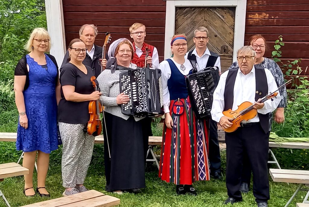 Kortesjärven Pelimannit esiintyivät Anu Nygårdin johdolla.