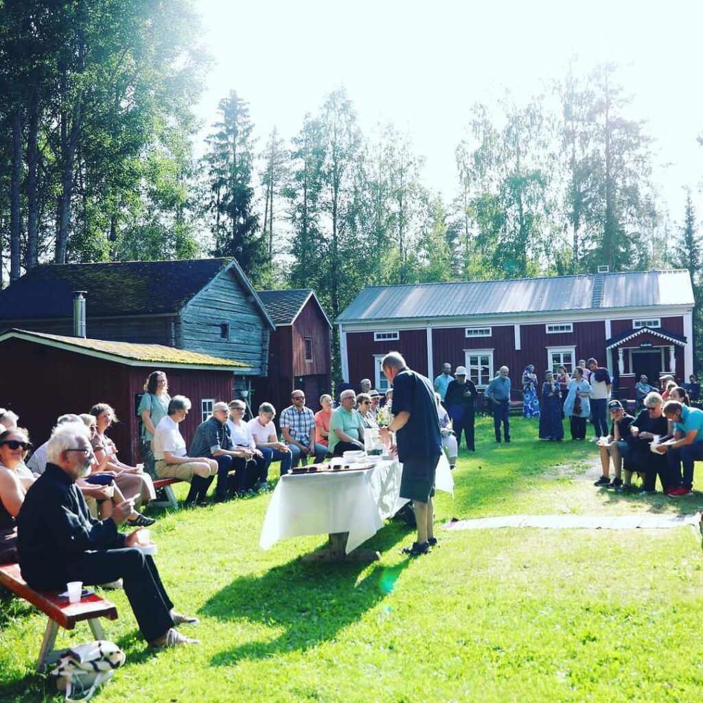 Näyttelyn avajaiset Taide Vionojan pihapiirissä. Kuva: Eeva Huotari.