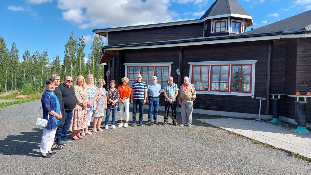 Kuvassa Pirjo Havinen (lehtori), Heini Ylisuutari (Nuolikoski), Jarmo Seppä, Satu Toivola, Helena Visti, Anna-Maija Korkea-aho (Ahola), Maija-Liisa Paalijärvi (Koskela), Tiina Vahtera, Harri Viitaniemi, Vesa kataja, Hannu Männikkö ja Matti Lehto (lehtori).