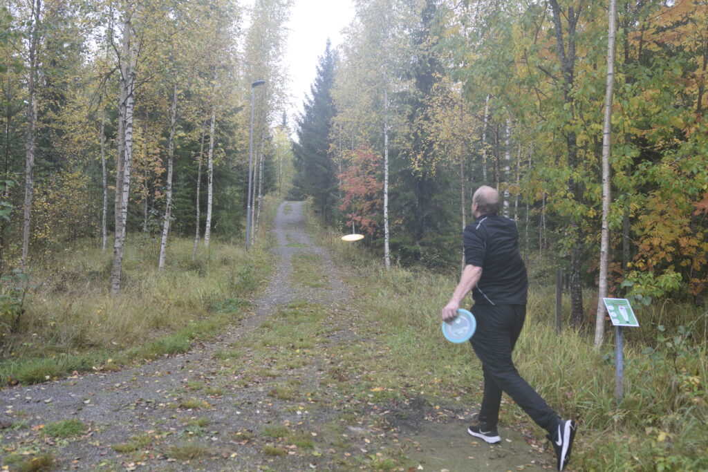 Kiekko saatellen matkaan. Frisbeegolfin aloituskynnys on matala ja se sopii kaikille. Arkistokuva: Hannu Takala