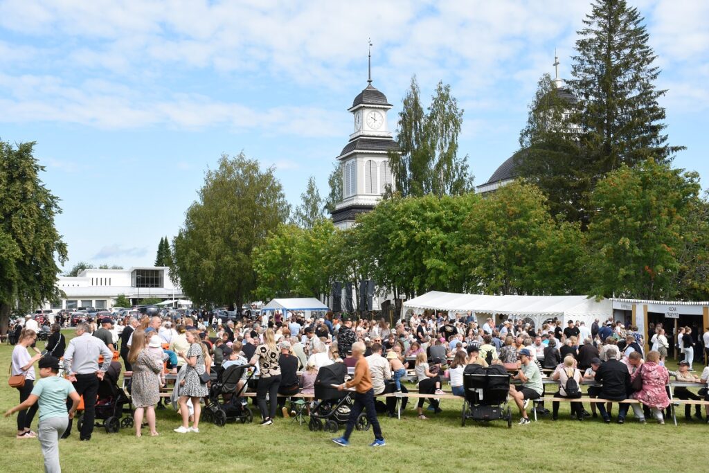 Rakennelmien paikanvaihdos Alajärven maakunnallisissa kesäseuroissa sai kiitosta. Ex tempore hankittu ruokailukatos pelasti monen ruokailuhetken sateen aikana. Kuva: Mauri Penninkangas.