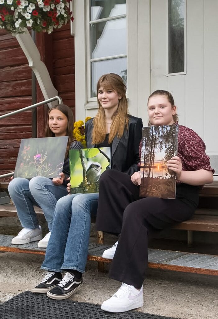 Eveliina Hölsömäki (vas.), Moona Hakala ja Kerttu Korpi menestyivät Fotokesä-kilpailussa. Kuva: Kuvakerho Roikka.