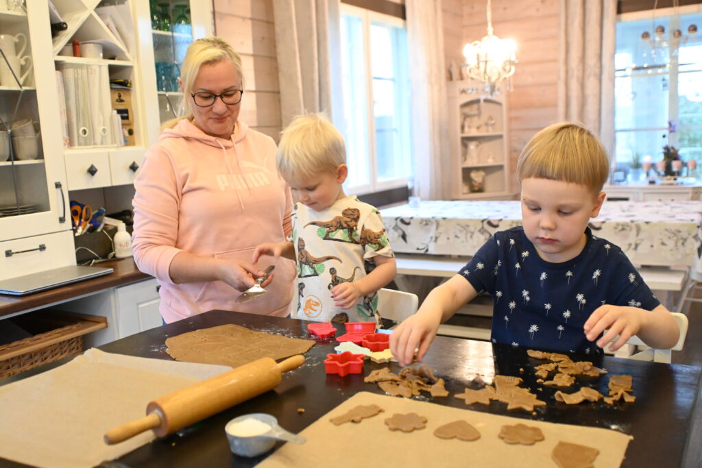 Jaana Haapasalo (vas.) leipoo joka joulu hoitolasten kanssa pipareita. Maistiaisia riittää lapsille myös kotiin asti vietäväksi.