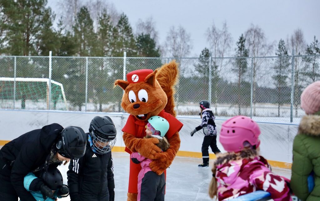 Onni Oravaa pääsi myös halaamaan ja ottamaan yhdessä kuvan. Sanni Pahkakangas pääsi vuorollaan Oravan suureen syleilyyn.