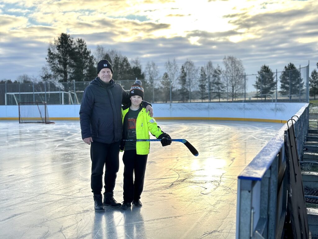 Antti Saari ja Aleksi Lehtorinne ovat tyytyväisiä luistelukauden päästessä käyntiin. Kuva: Noora Tupeli.