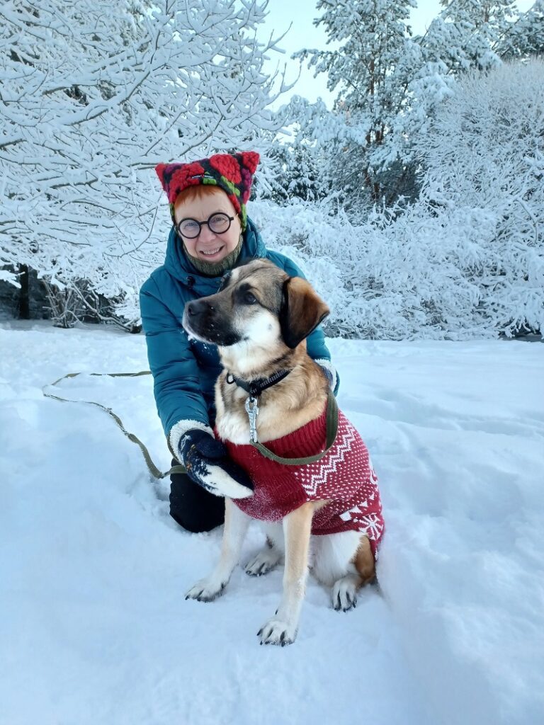 Evijärveläislähtöiseltä Sirpa Sironen-Hänniseltä on ilmestynyt jouluinen lastenkirja Sormenpäissä joulu, joka antaa koteihin ja kasvattajille apuvälineitä joulujännityksen tasaamiseen. Kuva: Sironen-Hänniseltä.