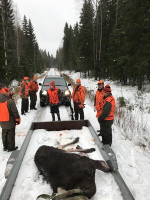 Rauhalan ampuma vasa sekä Timo Ahvenniemi (vas.), Raimo Vistbacka, Johnny Niemi, Ahti Kautiainen, Mika Rauhala, Raimo Hernesniemi ja Eero Uotinen.