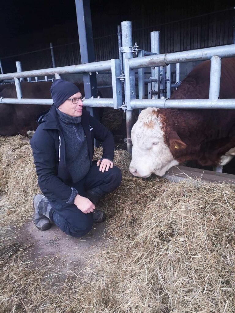 Korven tilan isäntä Mika Korpi ja Simmental-sonni Rocky.