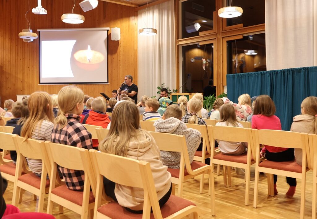 Timo Turpela ja House Band johdattivat runsaan osallistujajoukon yhteislauluun.