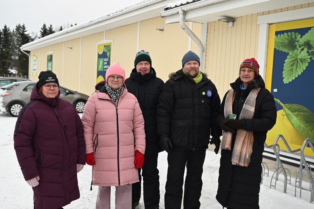 Aluevaltuutetut yhteiskuvassa Vimpelin S-marketin pihassa lauantaina 2.12.2023: Sari Palmu (vas.), Sirpa Salomäki, Ville Ala-aho, Antti Joensuu ja Helena Tuuri-Tammela.