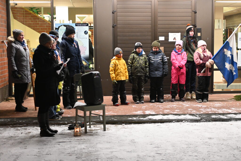 Evipartion kulkue avasi itsenäisyyspäivän vieton juhlavasti tuomalla Betlehemin Rauhantulen Evijärven kunnantalon edustalle.