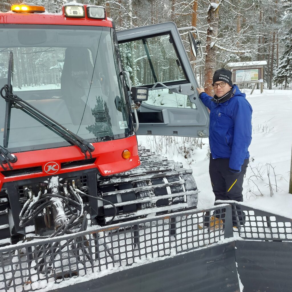 Mikko Hautamäki hankki käytössään olevan latukoneen kolmisen vuotta sitten. Kuntien kanssa tehdyt sopimukset latujen tekemisestä tuovat vakautta latukoneurakointiin.