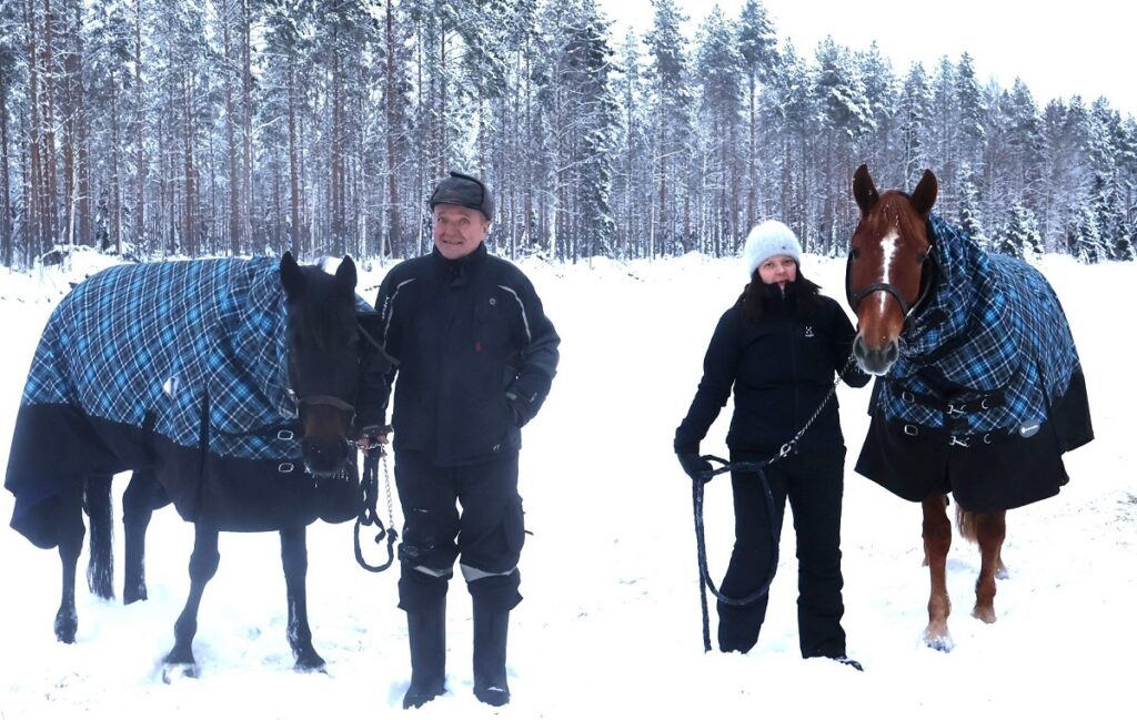 Keijo Pirttinen pitelee Sweet Angeliqueta ja Lotta Pirttisen vierellä Tilolei. Hevosilla on suuri tarha, jossa on tilaa temmeltää.